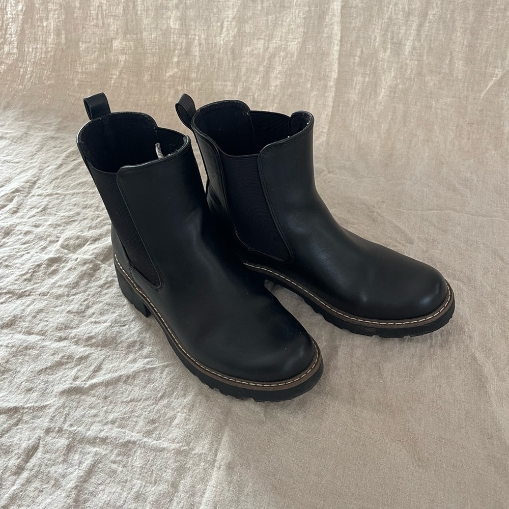 Universal Thread Chelsea Boot - Picture 2 of 4